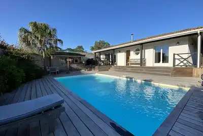 Image de maison moderne piscine chauffée