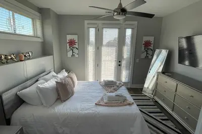 Image de Stylish 2br Retreat w/ Balcony in Secure Complex