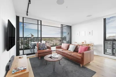 Image de Smith Street Crossing Central City view Serenity