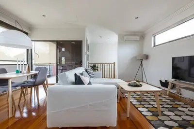 Image de Primrose Chic Mid Century Style in Brunswick