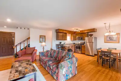 Image de Trilevel 2 Bedroom Condo in Lakeside Resort Community (1 King & 2 Queen Beds)