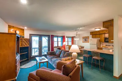 Image de Trilevel 2 Bedroom Condo in Lakeside Resort Community (1 Queen & 2 Twin Beds)