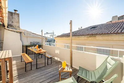 Image de Ajoucadou, terrasse roof top, vue vieux port, clim