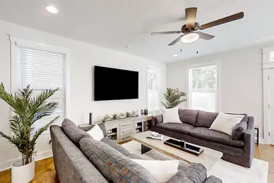 Image de Brand new home with open layout, office, & great location - dog-friendly