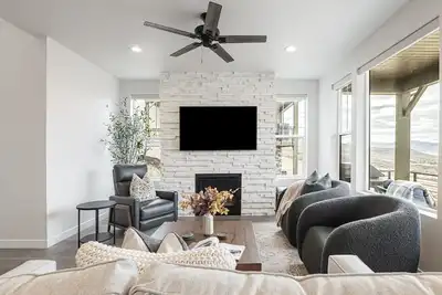Image de Hot Tub & Modern Comfort Perfect for Families
