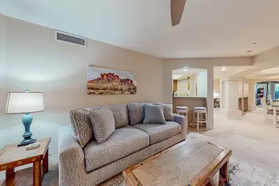 Image de Inviting mountain-view condo with balcony - hot tub, heated pool & golf on-site