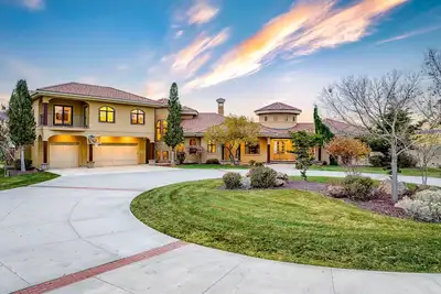 Image de #HabitueHomes - The Wild Horse - Weddings! Reunions! Corporate Retreats!