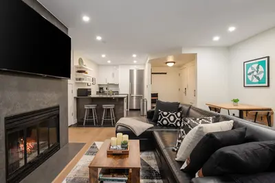 Image de 2br | Gables | King Bed | Prime Location | Heated Flooring | Wood Burning Fireplace