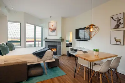 Image de Modern Studio | Heart of the Village | Hot Tub | Air Conditioning