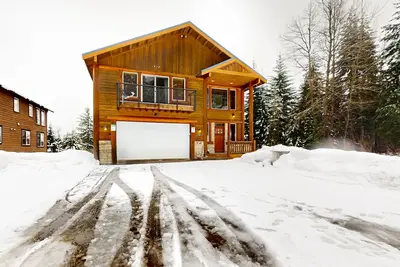 Image de Private all-season cabin within walking distance of the lifts, fireplace, & deck