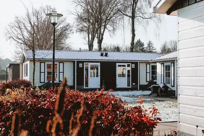 Image de Stay in a luxurious 2-person hotel chalet on the Veluwe, with comfortable amenities, free Wi-Fi, and the option to add a delicious breakfast.