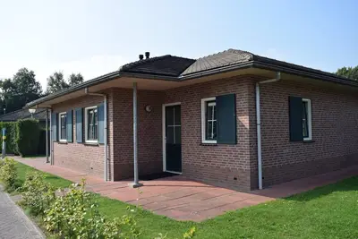 Image de Cozy 6-person bungalow in the Veluwe with a garden, modern kitchen, and car-free location at Recreatiepark De Boshoek. Enjoy peace and nature!