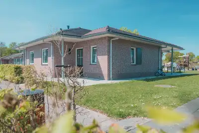 Image de Spacious 16-person bungalow in the Veluwe with two kitchens, 8 bedrooms, large garden, and two terraces. Ideal for a group holiday or family weekend.