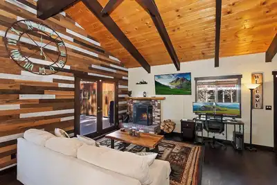 Image de Big Bear Escape By Destination Big Bear: Modern Cabin Elegance! Gameroom! Hot Tub! Fenced Yard!