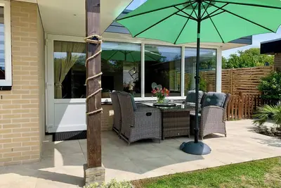 Image de Family- and dog-friendly accommodation for 4 people on the quiet Wildrijk park in Sint Maartenszee.