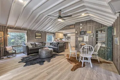 Image de Serene and Secluded Walk Up in the Woods