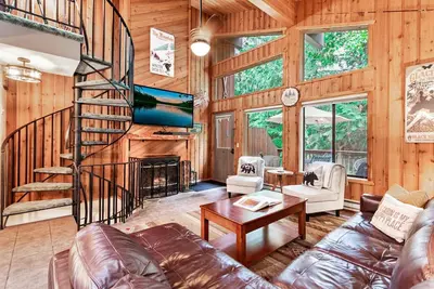 Image de Big Mountain Cabin, Great Deck, Hot Tub / Pool / Sauna, Sleeps 8!