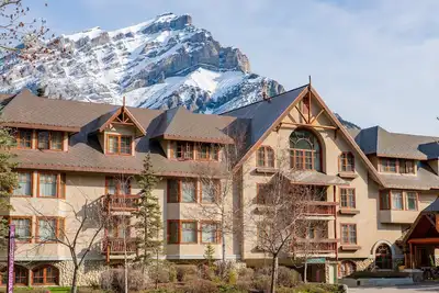 Image de King Room, Steps to Downtown | Onsite Hot Tub