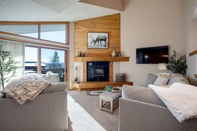 Image de Ra216 | Newly Listed | Great Amenities | Fitness Room | Winter Shuttle | Wood Fi