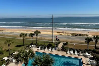 Image de Top Floor Spectacular Ocean and Pool View Condo