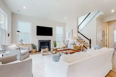 Image de Stunning! 5br/4ba home with arcade games, community pool, 1. 2 miles to the beach