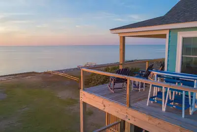 Image de Summer Savings - Soundfront with Hot Tub, Elevator, Game Room, Windsports Access