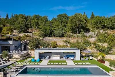 Image de Luxury 6-bedroom villa, Finnish sauna, Treadmill, heated infinity swimming pool, spectacular and very comfortable outdoors, absolutely peaceful neighbourhood