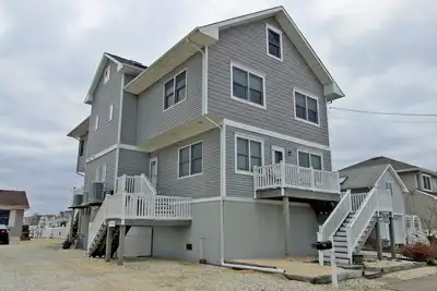 Image de Breathtaking sunsets from this 4br 3ba unit directly on Lake Louise! Pets Considered!