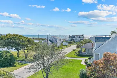 Image de Lookout Point | Gorgeous 3 Bdr Cape Cod Home Steps from Beach!