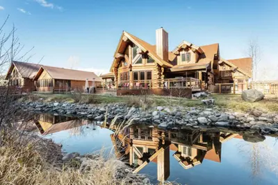 Image de Luxurious log cabin with river views, hot tub, firepit, outdoor areas, & W/D