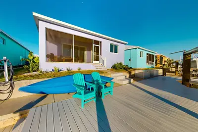 Image de Dog-friendly, canal-front getaway with a dock, screened lanai, & washer/dryer