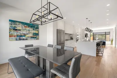 Image de Modern family-sized house close to 17th Ave and downtown