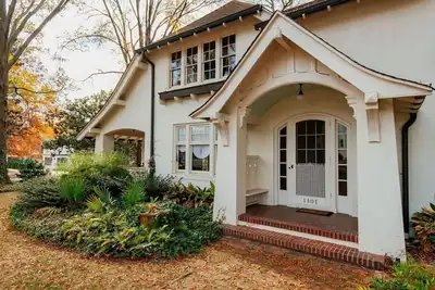 Image de Hot Tub - Chefs Kitchen-Fenced Yard- Historic Home