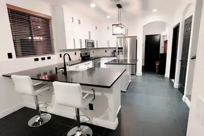 Image de Minimalist home with pool and private office ideal for professional travelers.
