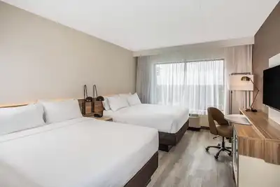 Image de 2 Queen Bed @ Modern Retreat with Rooftop Pool | Close to Airport