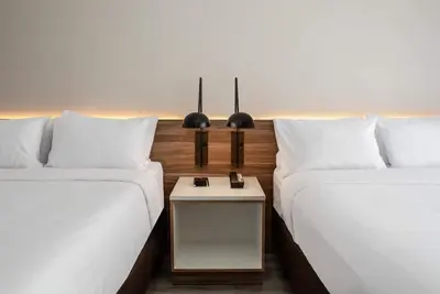 Image de Chic Unit Near Airport | Enjoy Modern Room + Free Parking | 2 units for 8