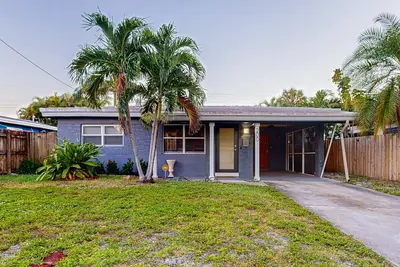 Image de Home near the beach with firepit, enclosed backyard, patio, & W/D
