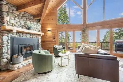 Image de New! Private, ocean view cabin close to Onp; hot tub/ gameroom