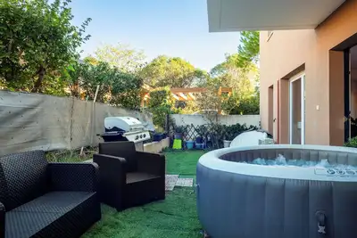 Image de Résidence \"Les Terrasses Des Calanques\" avec terrasse privée, bain à remous privé et Wi-Fi