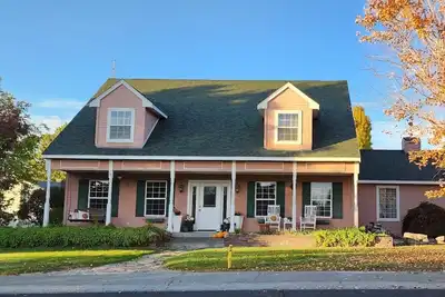 Image de Alegria! Five Bedroom Colonial Style Home Conveniently Located! Pet Friendly!