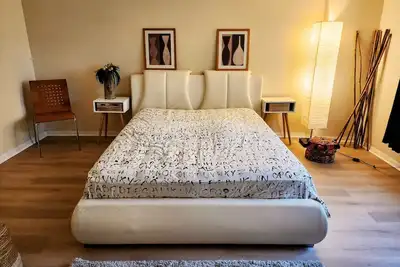 Image de Artsy spacious 2/2 mid/longterm retreat 10 min to Clearwater beach