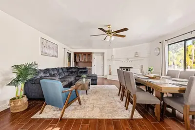 Image de Urban Escape! Massive home in Central Bakersfield!