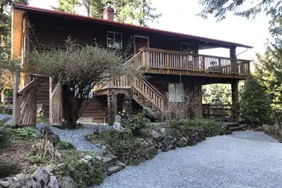 Image de Tranquil Retreat: Cozy Home with Captivating Lake Views in Shawnigan Lake, Bc