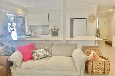 Image de Secluded 3 bedroom hideaway, five minutes walk to Main Beach/Town Centre.