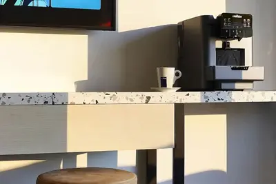 Image de Rooftop Bar Onsite! Skyline View w/ Captivating Atmosphere! Parking Available!