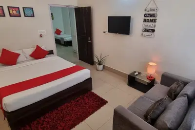Image de Harmony Hideaway, offers a cozy retreat with an attached kitchen.