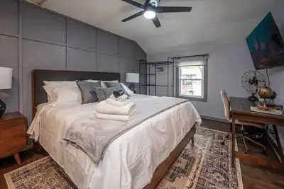 Image de Tranquil Retreat in Overland Park Charm with Kansas City Convenience