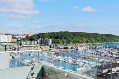 Image de Spacious waterfront apartment with marina views