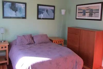 Image de Large, sunny duplex on a quiet street - off-street parking and outdoor space!