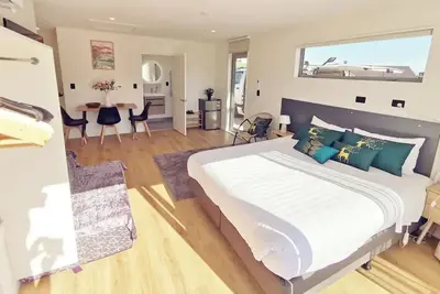 Image de New warm quiet comfy studio